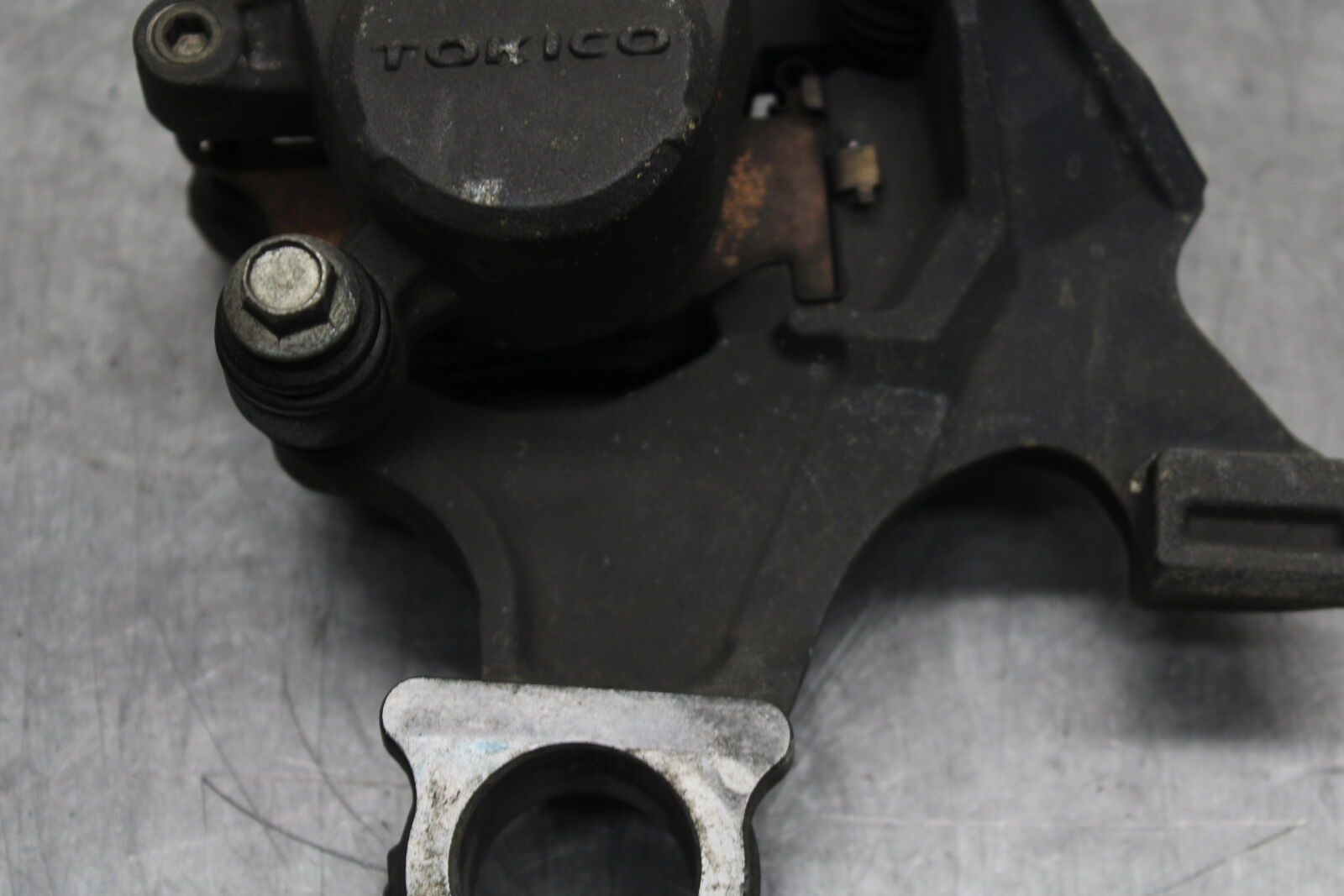 08-10 SUZUKI GSXR 600 REAR BACK BRAKE CALIPER W MOUNT BRACKET BB116