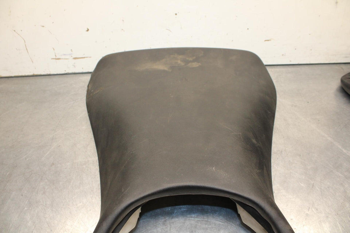 03-05 YAMAHA YZF R6  FRONT DRIVERS SEAT PAD SADDLE PILLION BB622