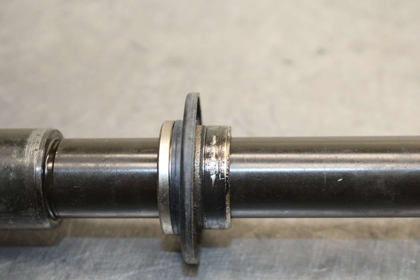 05 YAMAHA YZF R6  FRONT WHEEL RIM AXLE PIVOT BOLT BB132