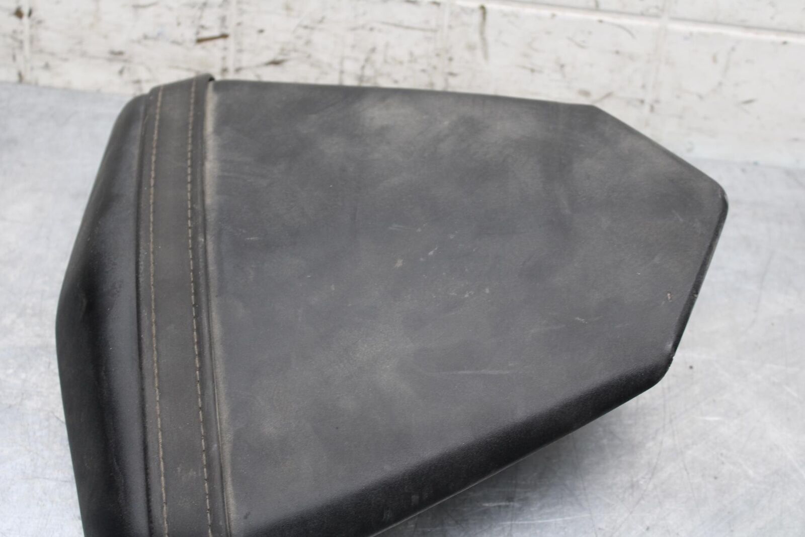 2006 Yamaha YZF R6 REAR BACK PASSENGER TANDEM SEAT PAD SADDLE PILLION BB560