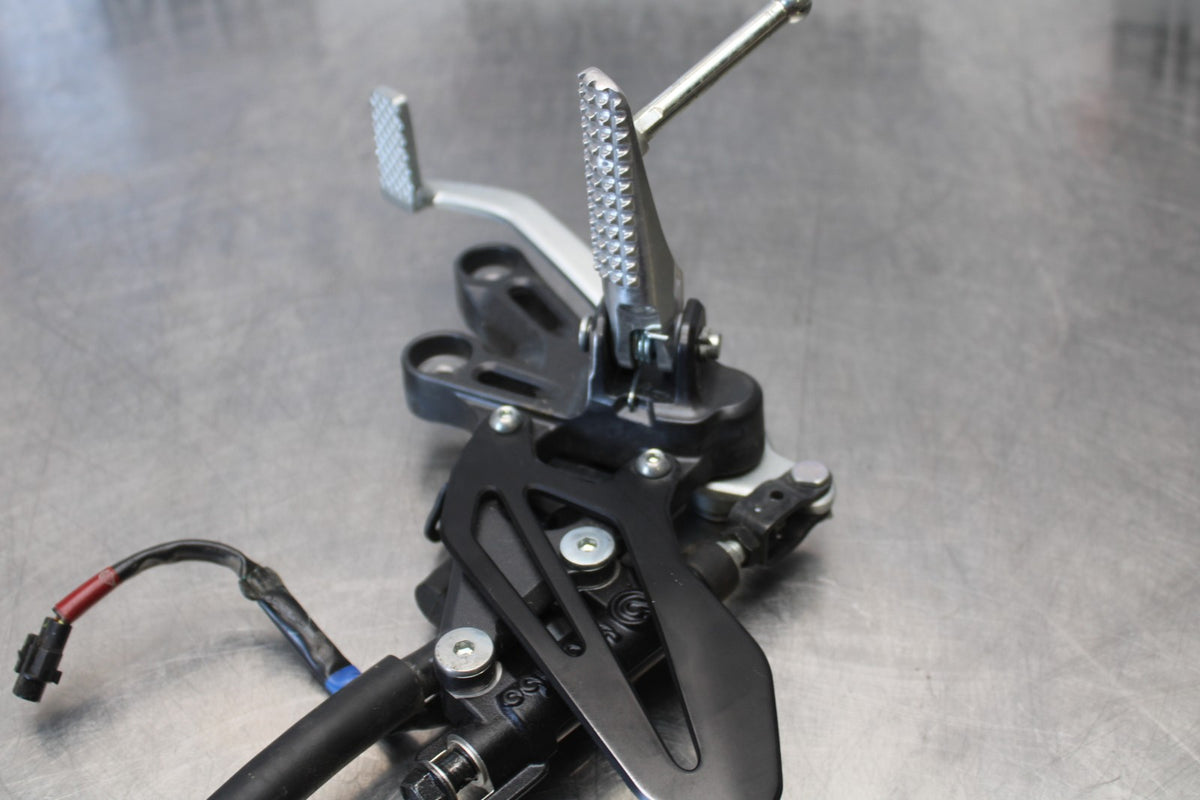 22-25 YAMAHA YZF R7 RIGHT REARSET REAR SET DRIVER FOOT PEG REST STOP BB176
