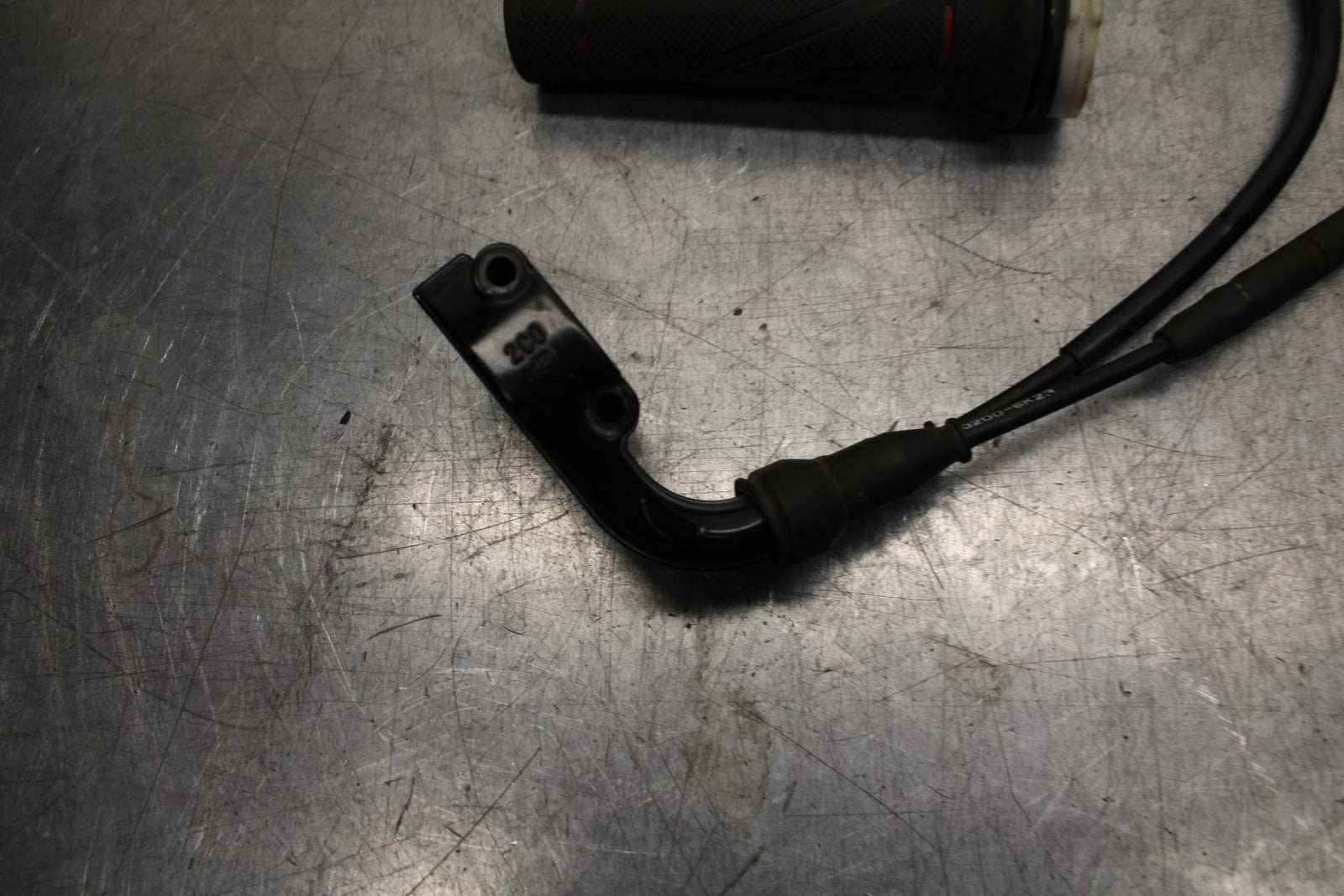 07 YAMAHA YZF R6 2c0 THROTTLE CABLE LINE HOUSING GUIDE 3XW-26282-01-00 BB75