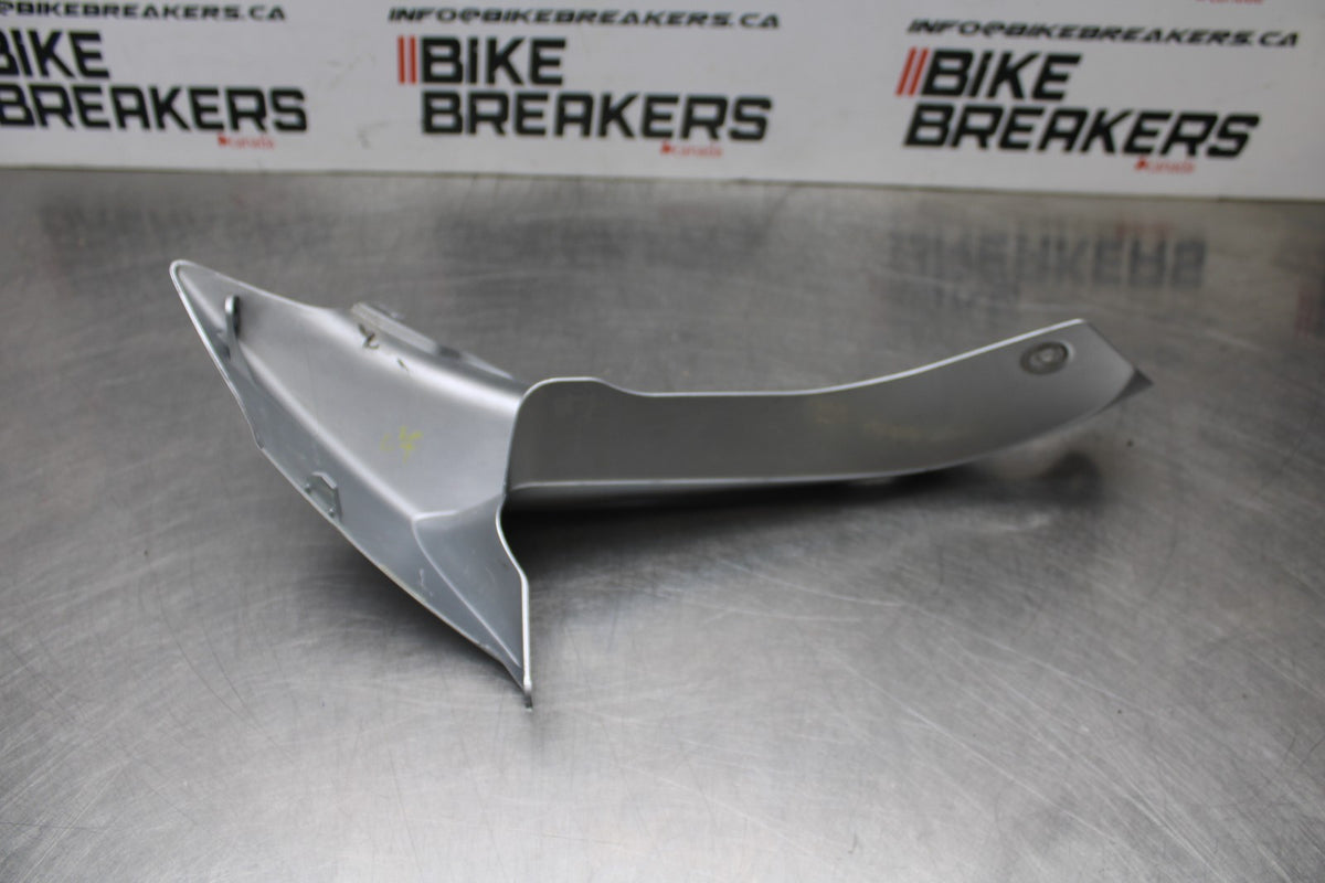 08-10 SUZUKI GSXR 600 LEFT FRONT UPPER MID SIDE FAIRING COWL PLASTIC BB00