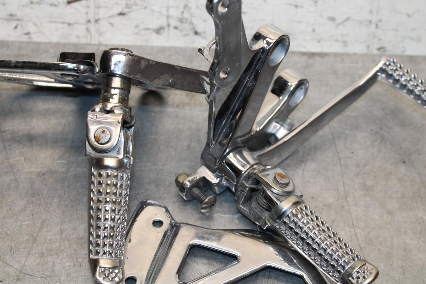 2001 Suzuki GSXR750 CHROME FRONT FOOT RESTS PEGS STEPS SET PAIR BB553