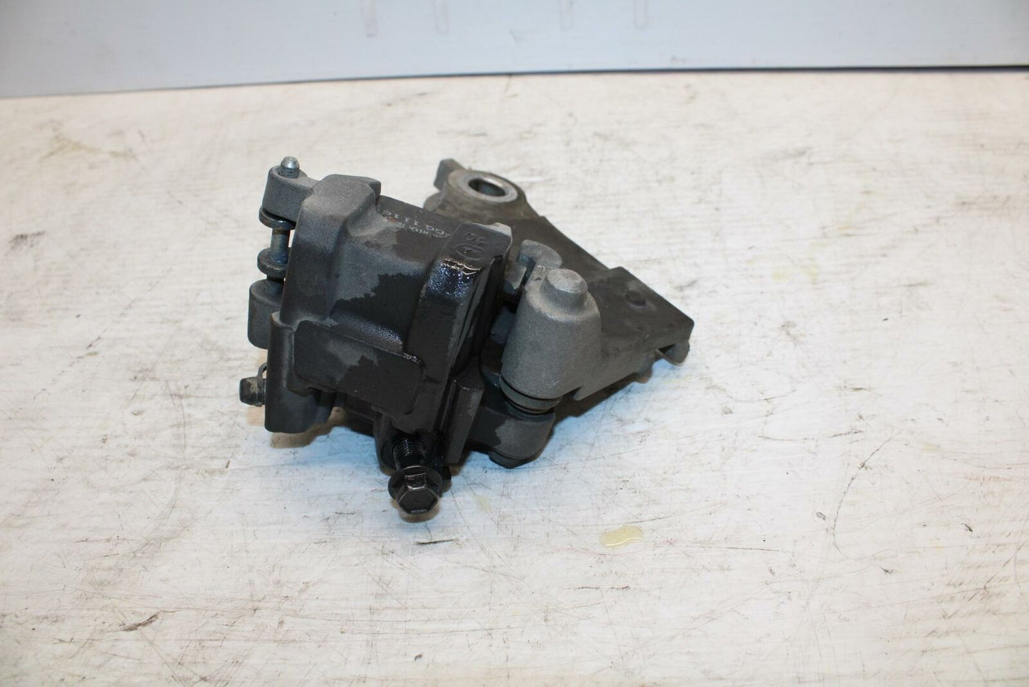 09 YAMAHA FZ6 REAR BACK BRAKE CALIPER W MOUNT BRACKET BB295