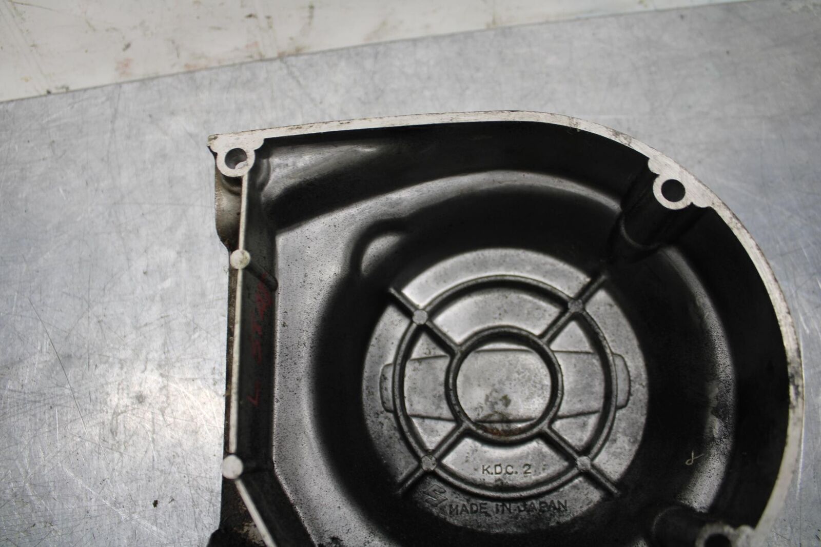 75 SUZUKI GT 550 STATOR MAGNETO ALTERNATOR GENERATOR COVER BB72
