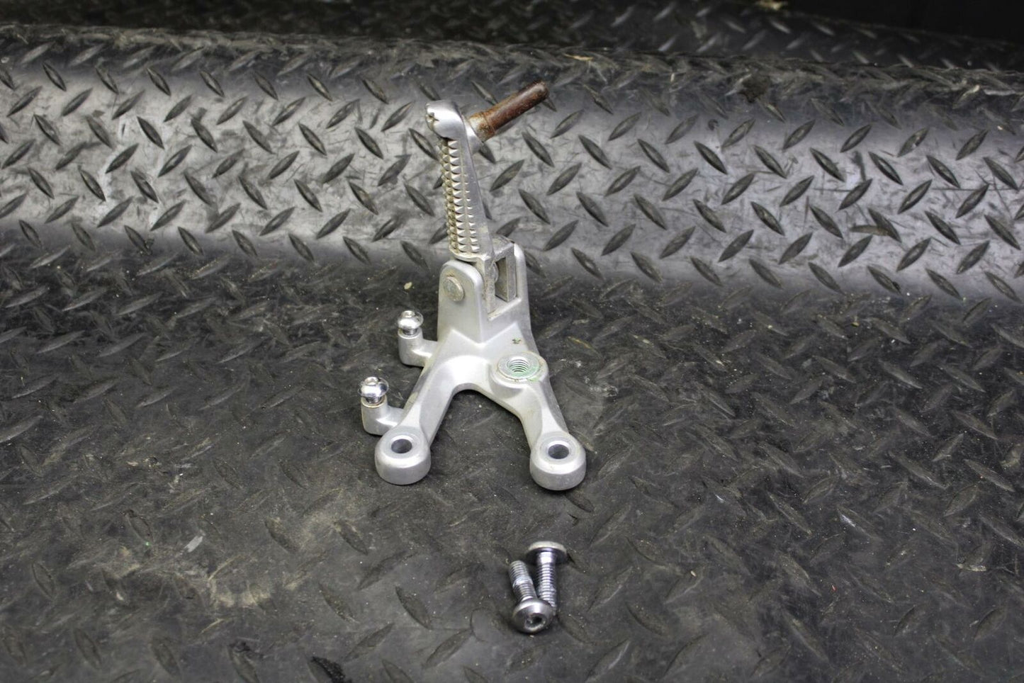 19 YAMAHA YZF R3 LEFT REARSET REAR SET DRIVER FOOT PEG BRACKET MOUNT BB177