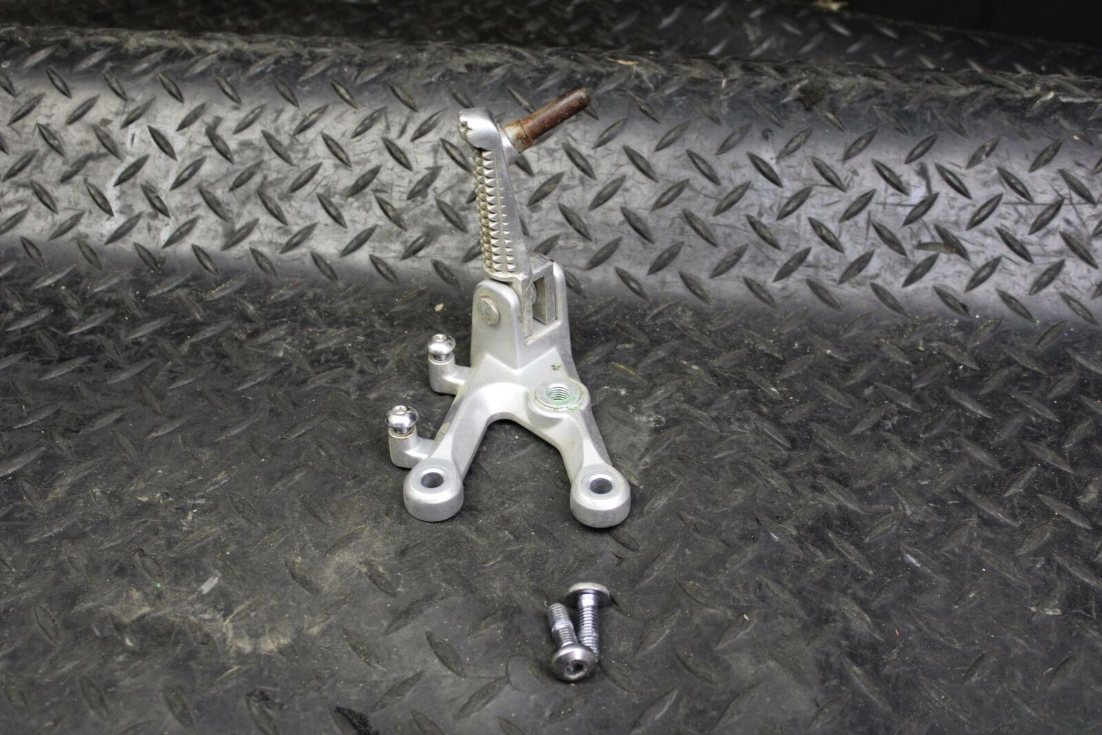 19 YAMAHA YZF R3 LEFT REARSET REAR SET DRIVER FOOT PEG BRACKET MOUNT BB177