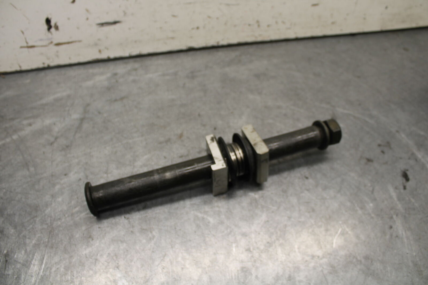04-06 YAMAHA YZF R1 FRONT WHEEL RIM AXLE PIVOT BOLT 2C0-25181-00-00 BB659