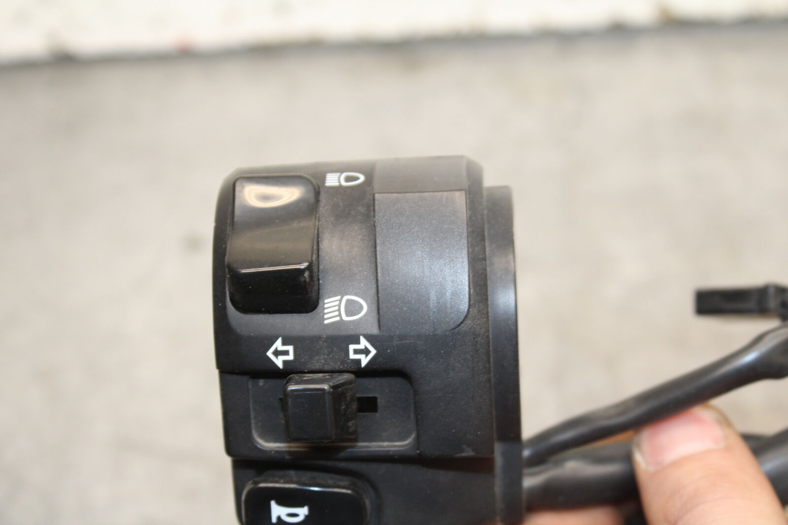 19-22 KAWASAKI Z400 LEFT CLIP ON HANDLE HORN SIGNALS SWITCH SWITCHES BB738