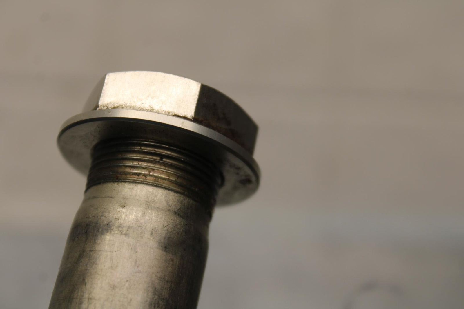 2012 Suzuki GSXR1000 FRONT WHEEL RIM AXLE PIVOT BOLT 54711-47H00 BB582