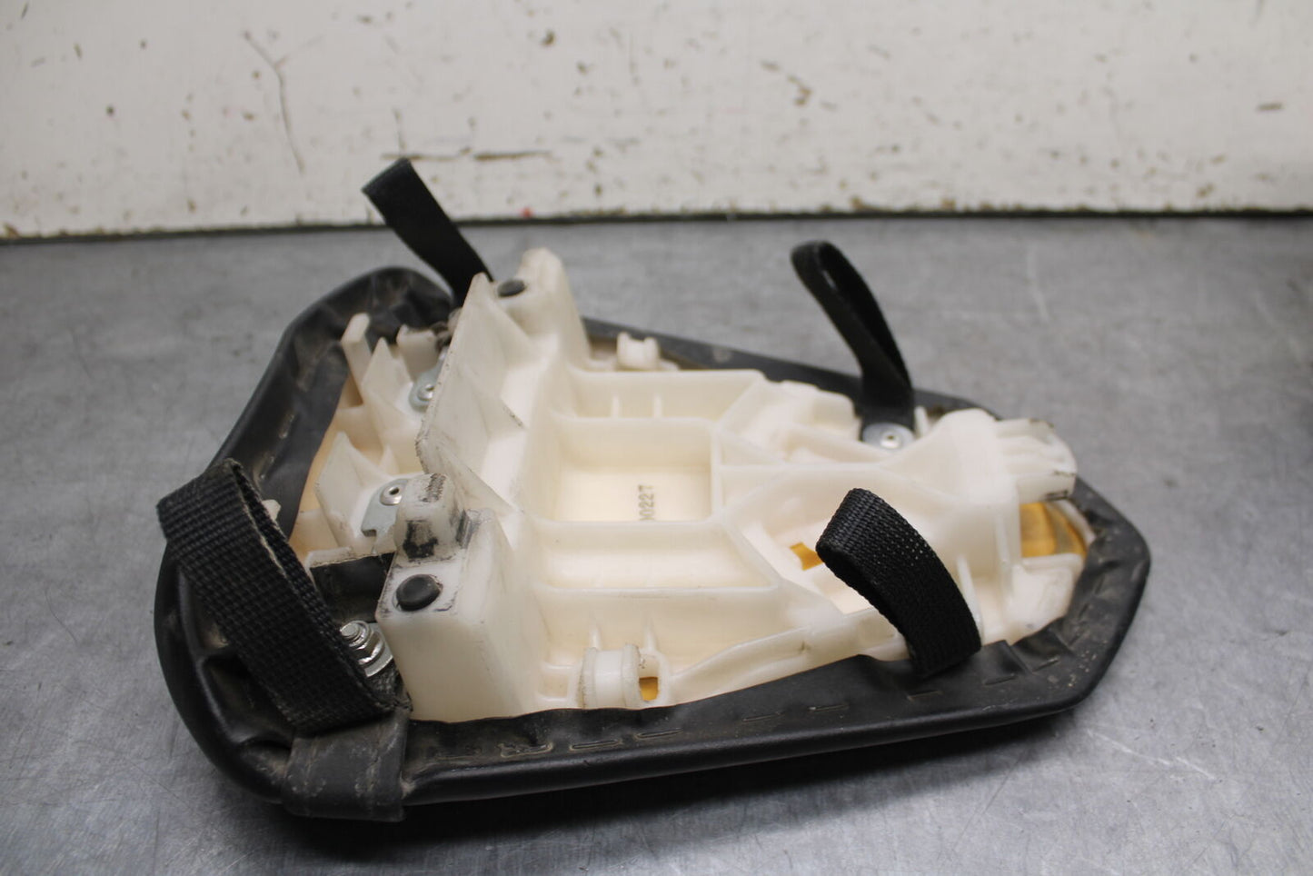 07-08 YAMAHA YZF R1 REAR BACK PASSENGER TANDEM SEAT PAD SADDLE PILLION BB724