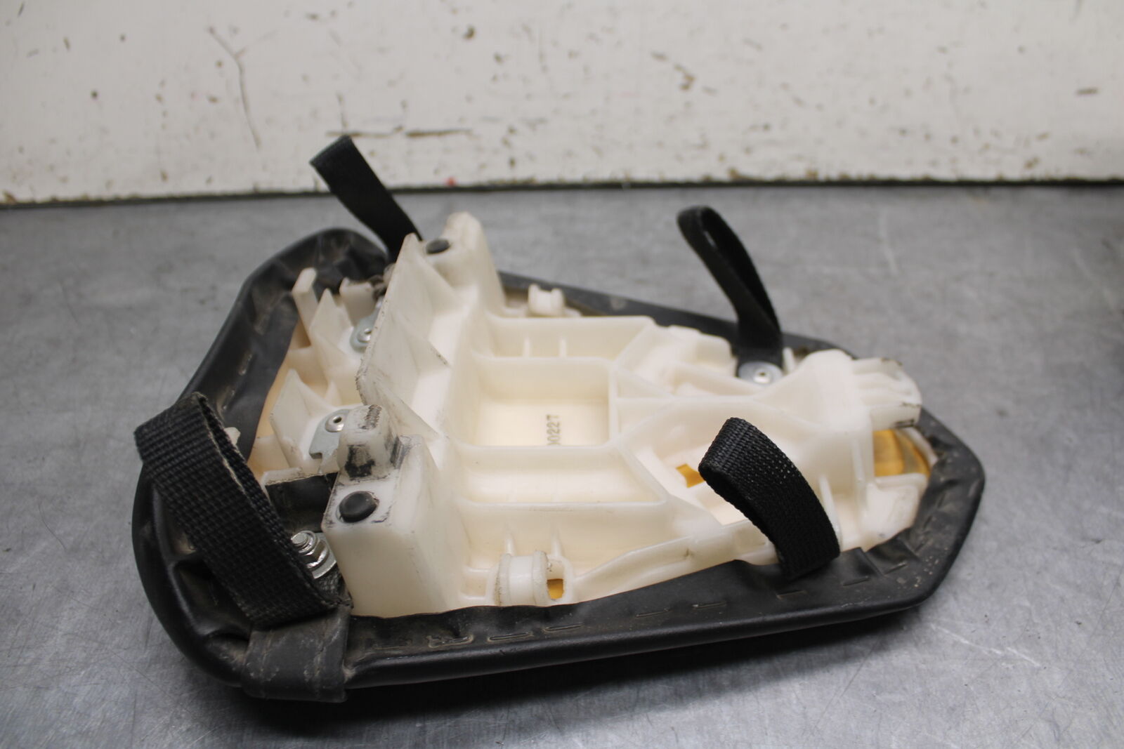 07-08 YAMAHA YZF R1 REAR BACK PASSENGER TANDEM SEAT PAD SADDLE PILLION BB724