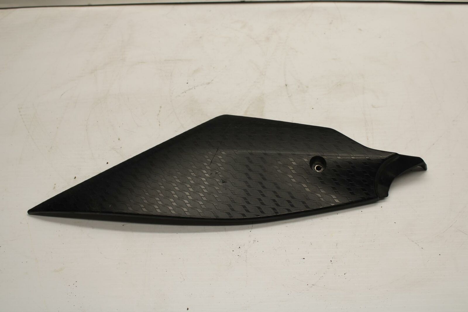 17-20 YAMAHA YZF R6 RIGHT GAS TANK FUEL CELL PANEL COVER TRIM COWL  BB257