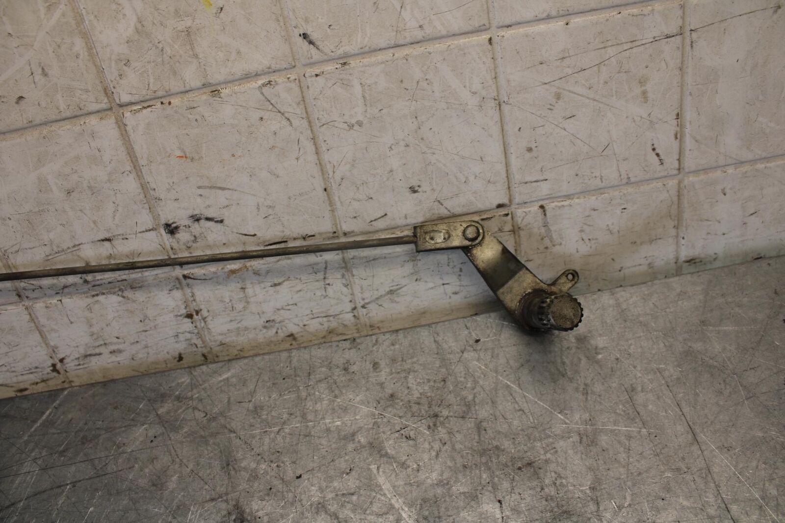 1982 Suzuki GS450L REAR BACK BRAKE TORQUE ROD SHAFT BAR 64311-44200-019 BB52