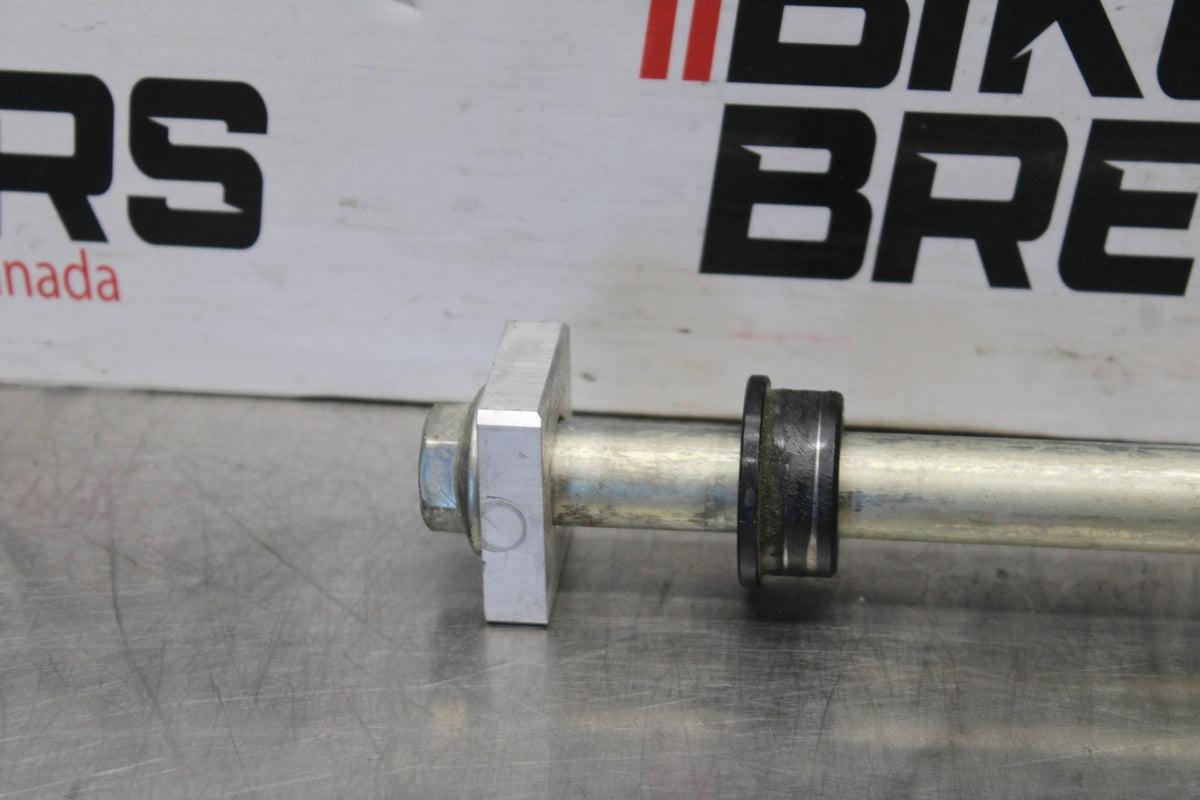 25 KAWASAKI Z900 REAR AXLE BACK WHEEL RIM PIVOT BOLT AXEL BB928