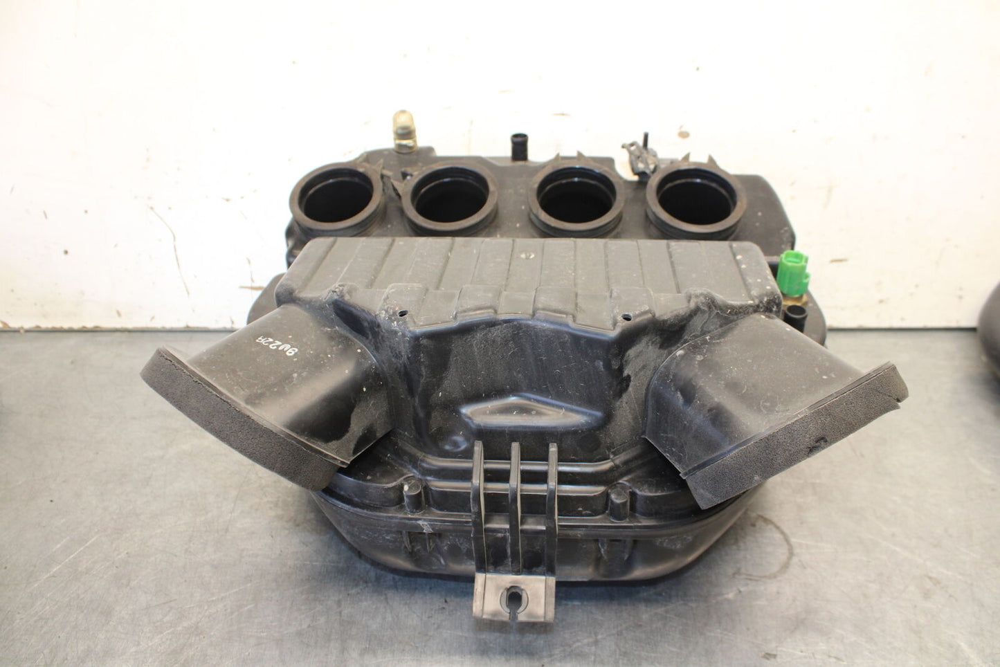 04 SUZUKI GSXR600 AIRBOX AIR INTAKE FILTER BOX 13700-29G00  BB676
