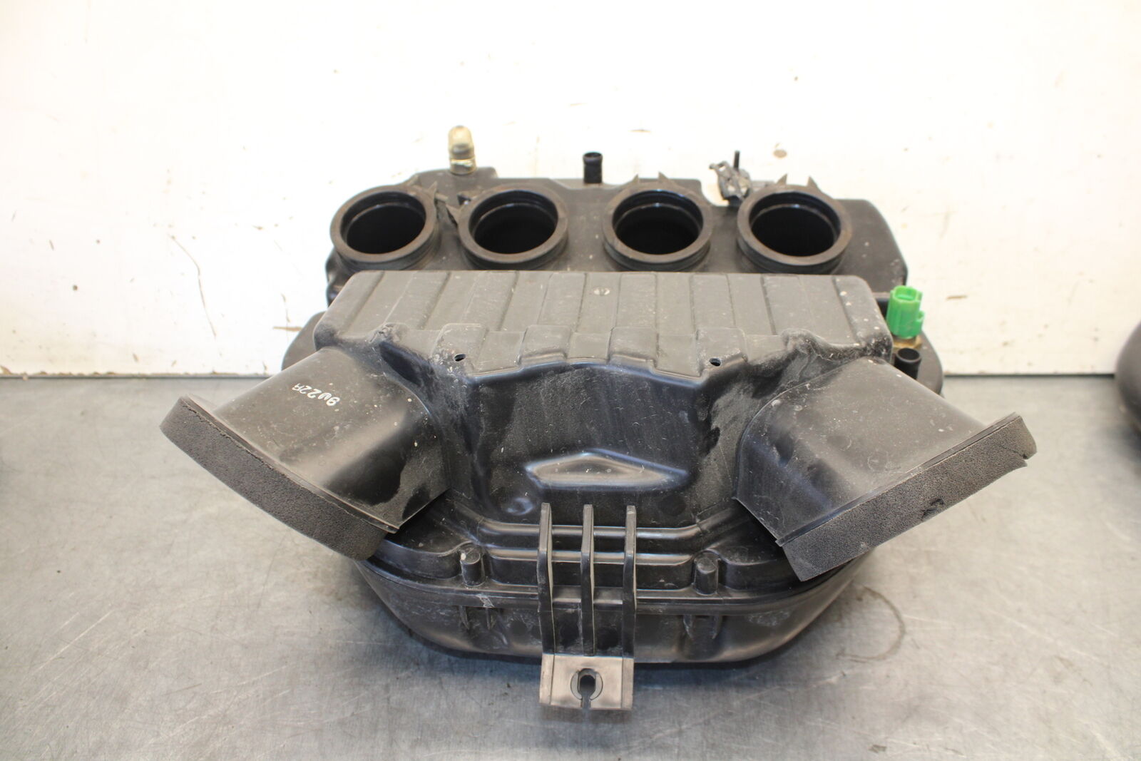04 SUZUKI GSXR600 AIRBOX AIR INTAKE FILTER BOX 13700-29G00  BB676