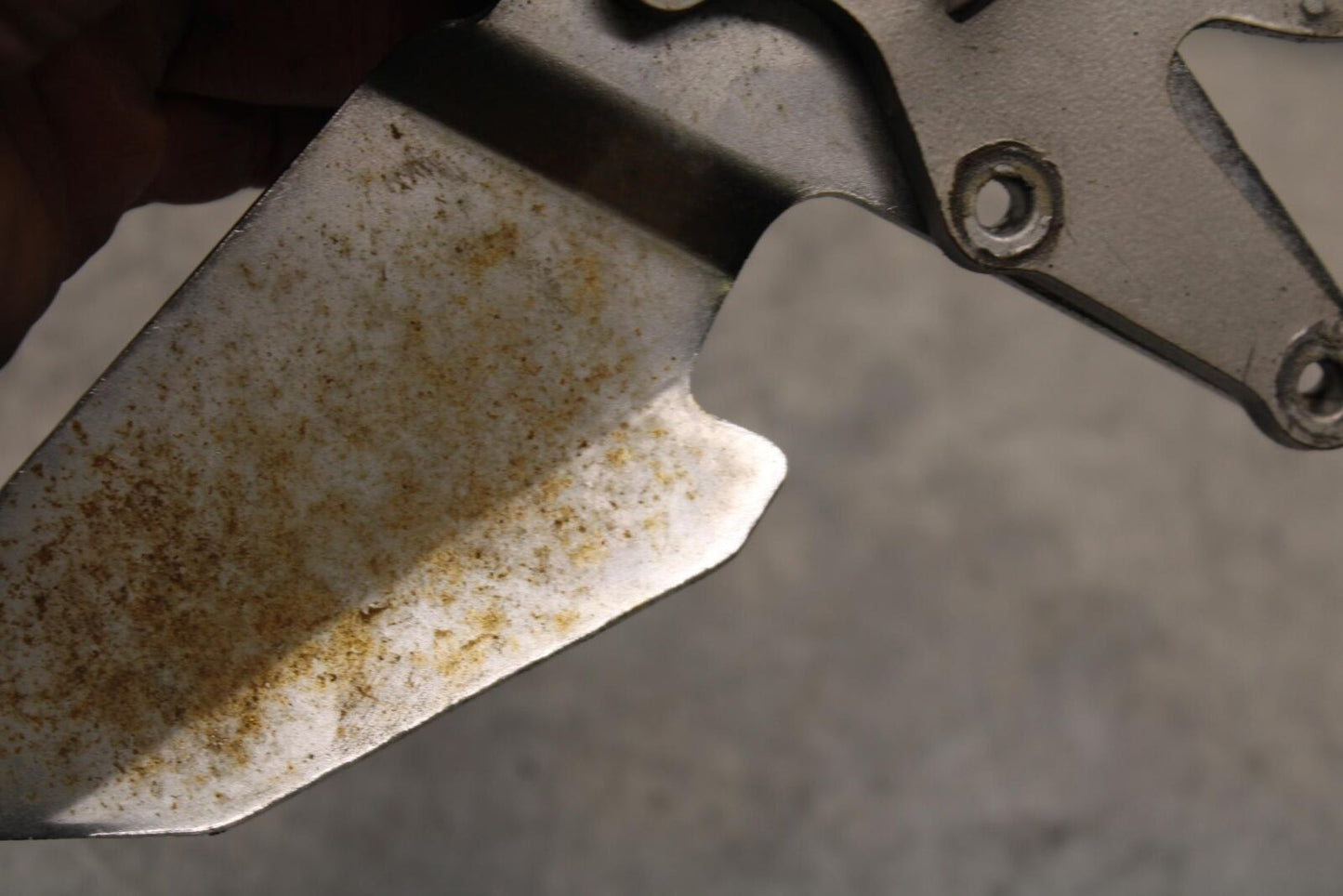 04-09 SUZUKI GS 500 FH GS500F RIGHT REARSET REAR SET DRIVER FOOT PEG REST  BB97