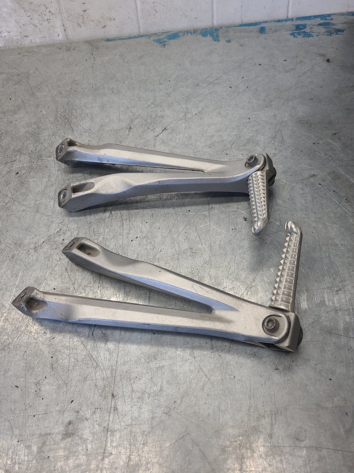 04-06 YAMAHA YZF R1 REAR BACK PASSENGER PEG SET PAIR BB432