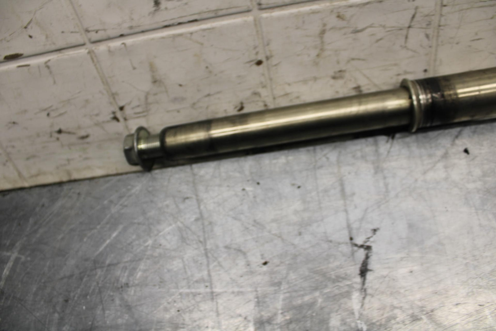  08-10 SUZUKI GSXR750 FRONT WHEEL RIM AXLE PIVOT BOLT 54711-41G00 bb476