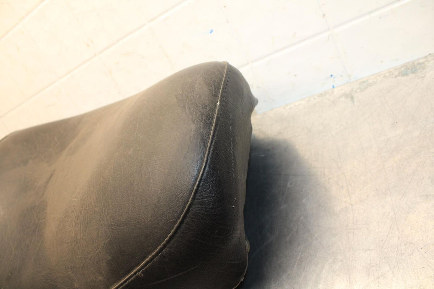 75 SUZUKI GT 550 FRONT REAR SEAT SADDLE BB72 
