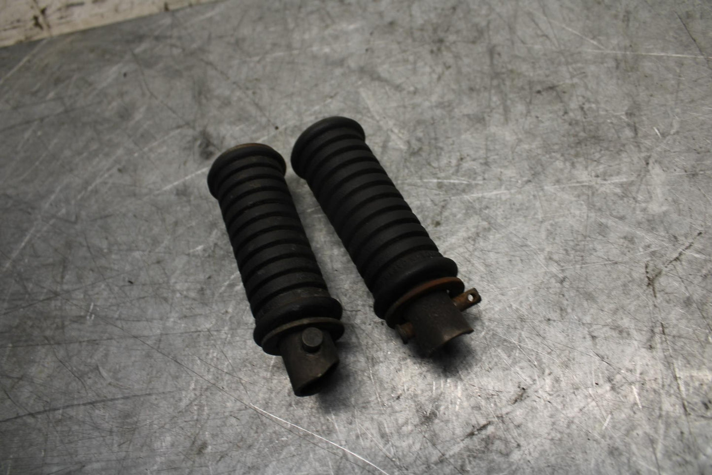 1982 Suzuki GS450L REAR PASSENGER FOOT STEP PEG BB52