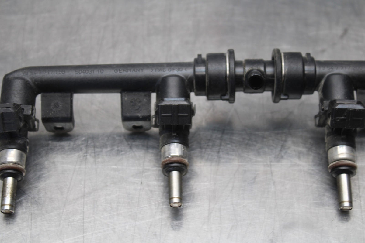 12-14 BMW S1000RR SECONDARY FUEL INJECTORS TOP AIRBOX GAS RAIL BB204