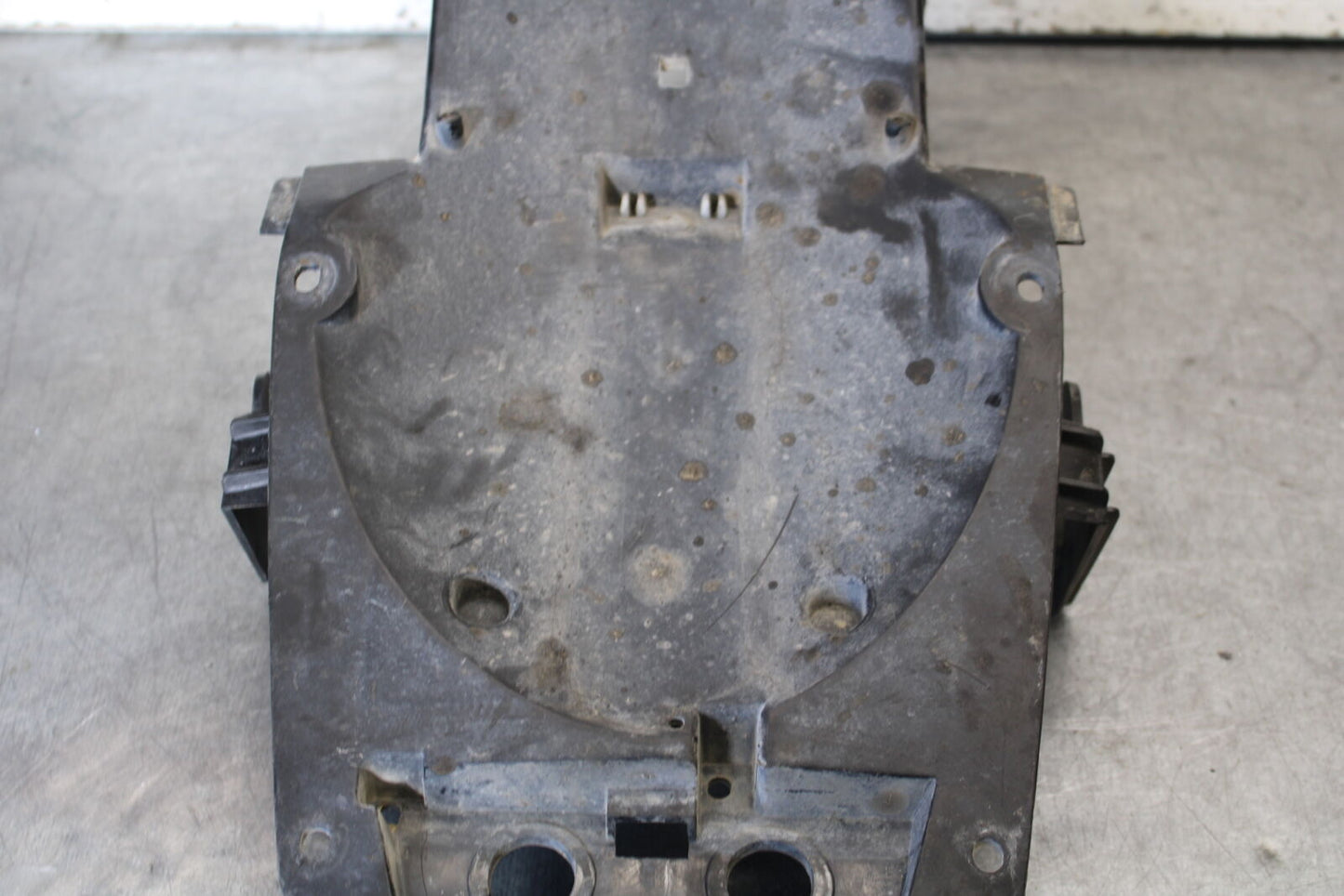 09-15 YAMAHA FZ6R REAR BACK TAIL UNDERTAIL BATTERY TRAY PLASTIC BB686