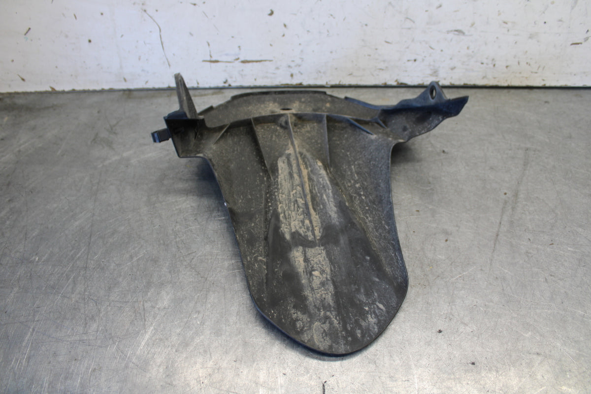 11-24 SUZUKI GSXR750 REAR BACK WHEEL TIRE HUGGER FENDER BB687