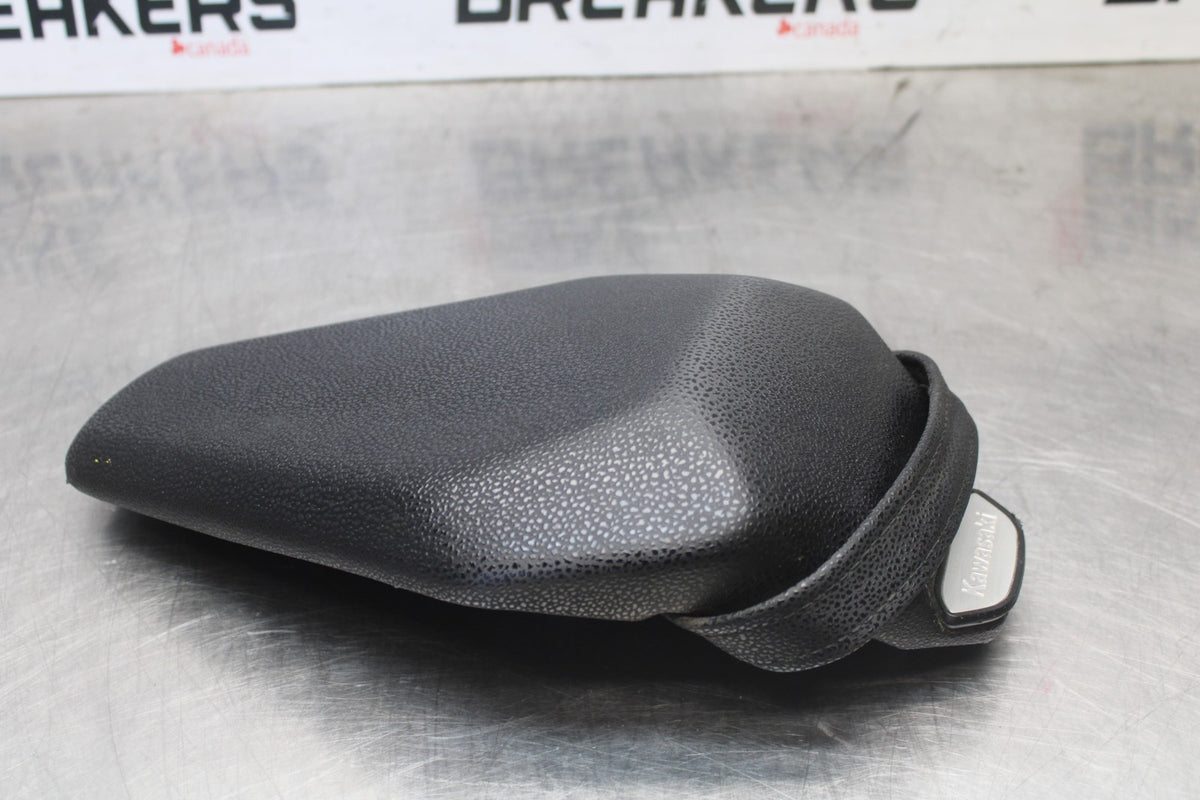 25 KAWASAKI Z900 REAR BACK PASSENGER TANDEM SEAT PAD SADDLE PILLION BB928
