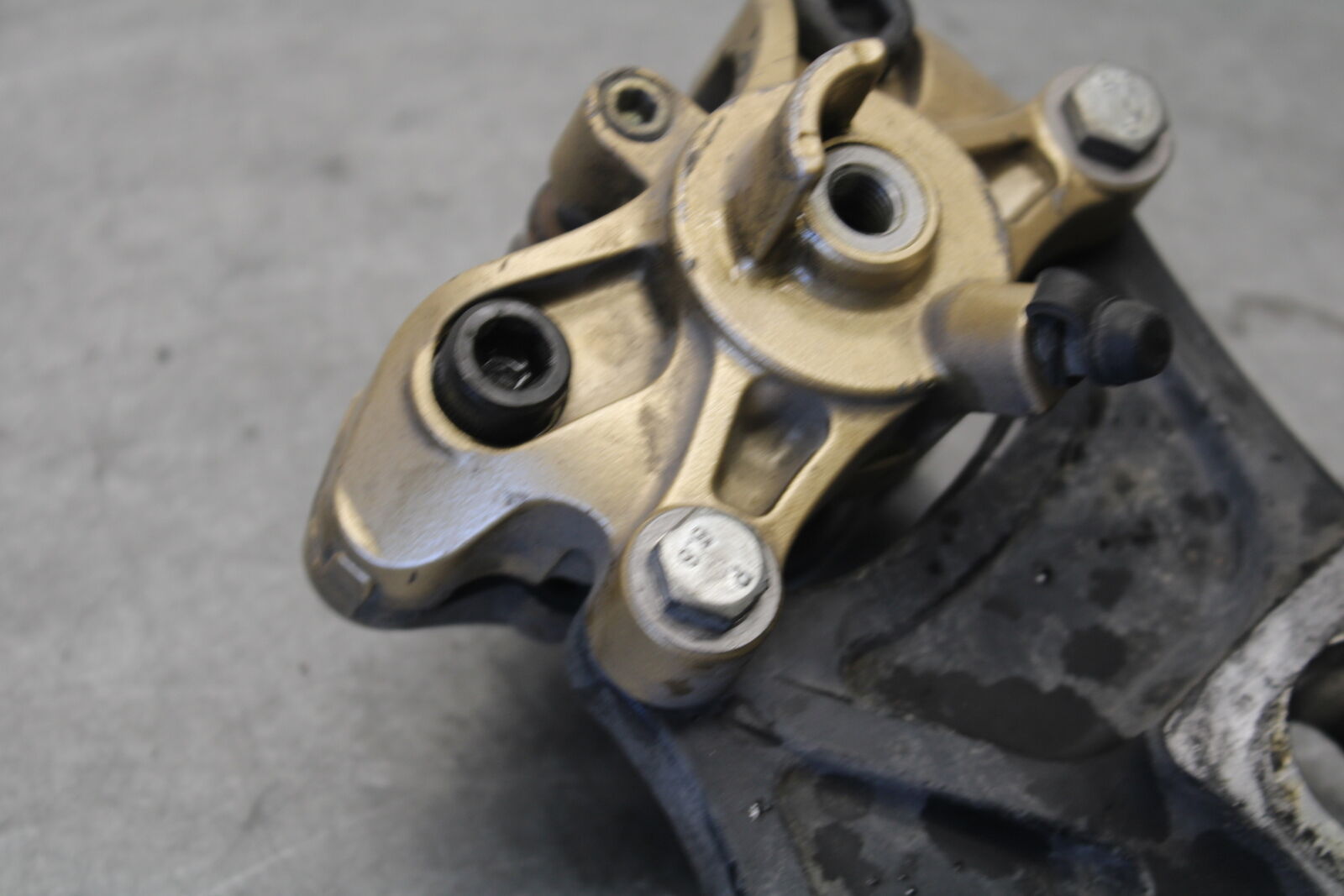 04 SUZUKI GSXR600 REAR BACK BRAKE CALIPER W MOUNT BRACKET 69100-18G00-999  BB676