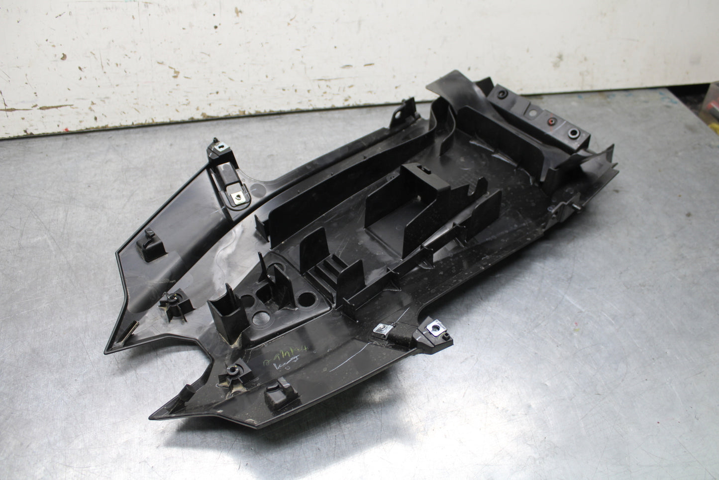 24 KAWASAKI NINJA 500 ABS REAR BACK TAIL UNDERTAIL FAIRING COWL FENDER BB730