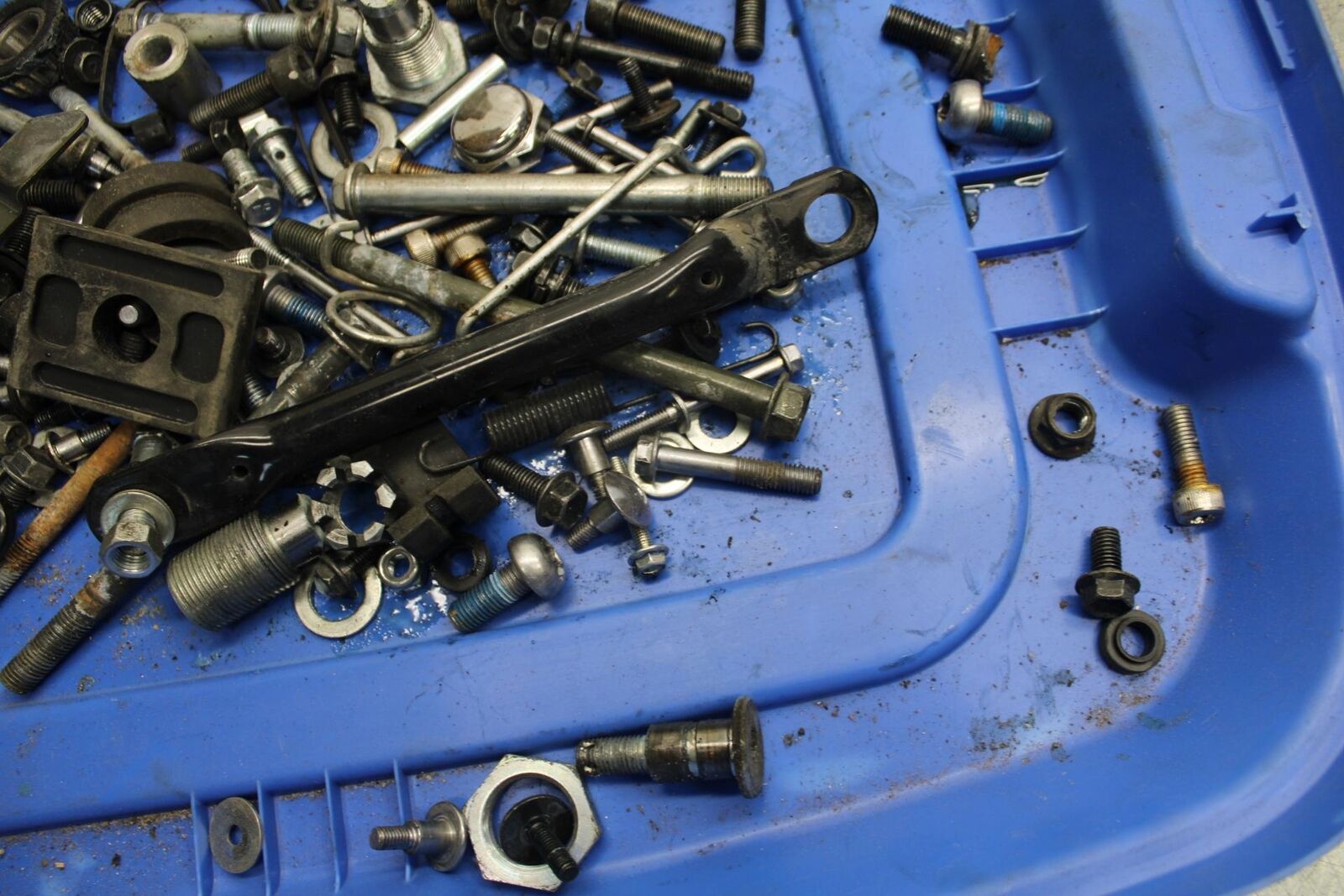 2007 Suzuki Boulevard M50 LEFTOVER MOUNTING BOLTS HARDWARE MOTOR SCREWS BB537