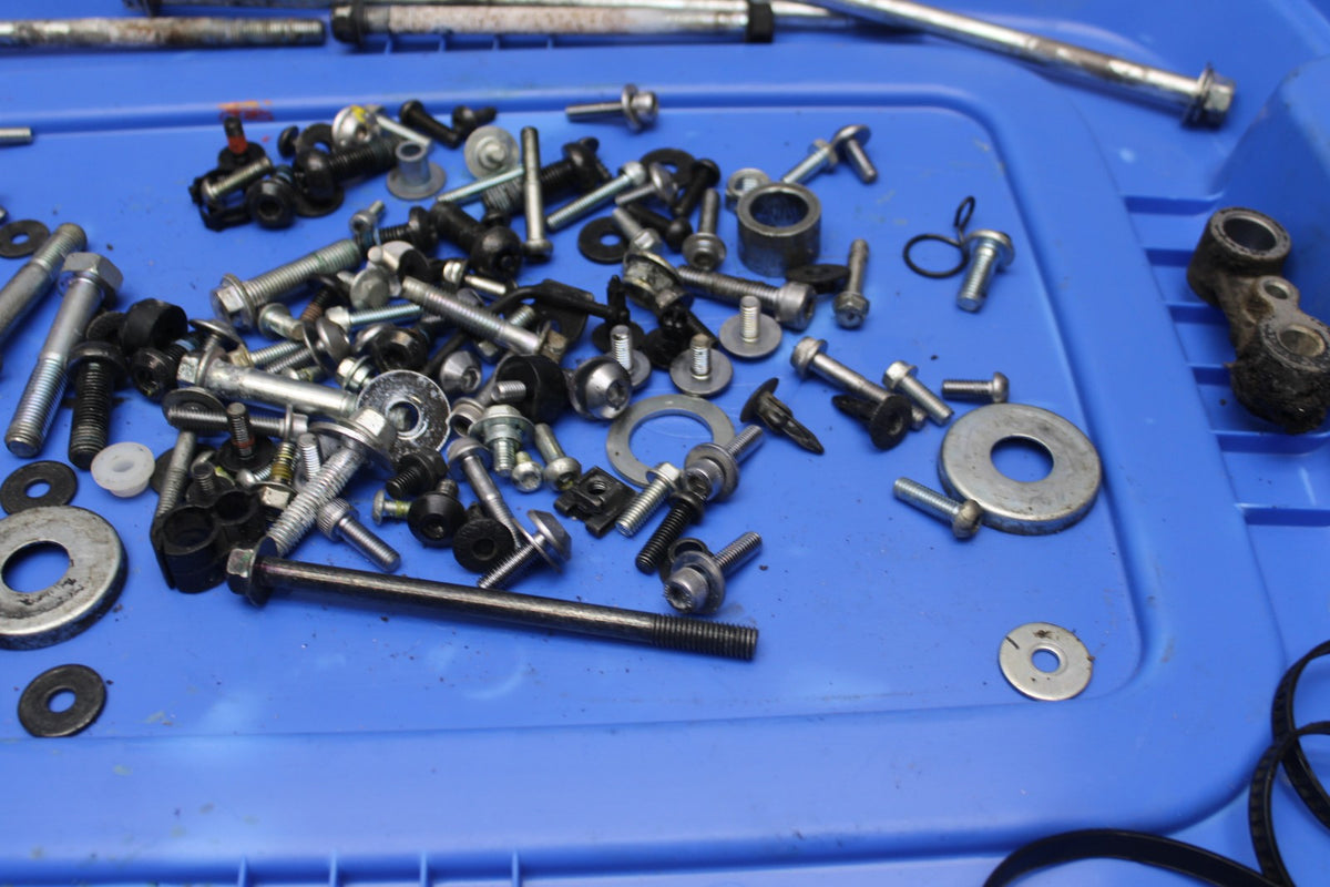 16 YAMAHA XSR900 ENGINE MOUNTING BOLTS HARDWARE MOTOR SCREWS BB786