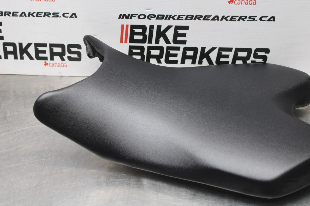 08-16 YAMAHA YZF R6 FRONT DRIVERS SEAT PAD SADDLE PILLION BB856