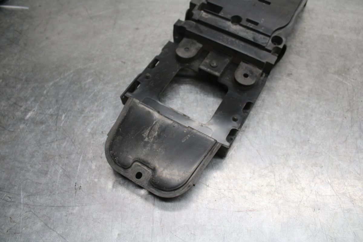 06 YAMAHA YZF R6 REAR BACK TAIL UNDERTAIL BATTERY TRAY PLASTIC BB716