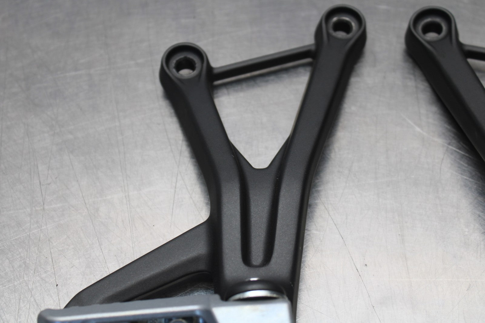 24-25 KAWASAKI NINJA ZX4R REAR BACK PASSENGER PEG SET PAIR BB610