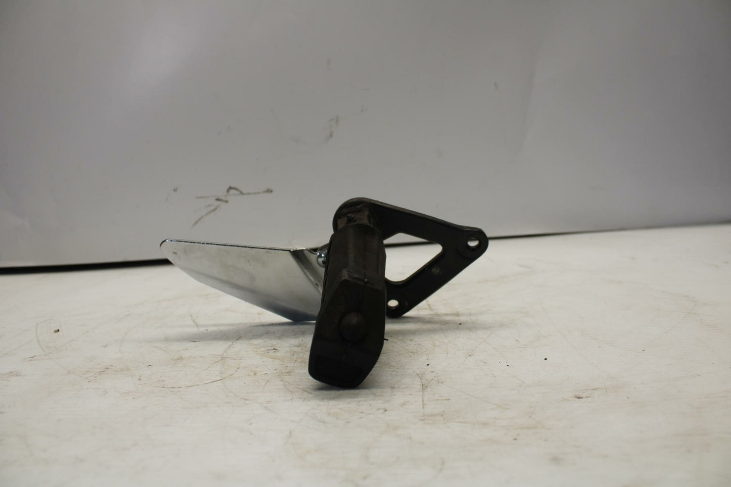04-09 SUZUKI GS500F LEFT REARSET REAR SET DRIVER FOOT PEG BRACKET MOUNT BB261