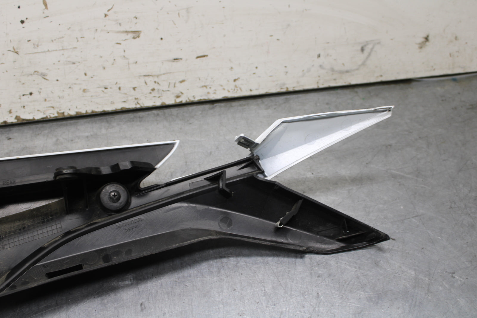 15-16 HONDA CB300F RIGHT REAR BACK TAIL FAIRING COWL SHROUD BB740
