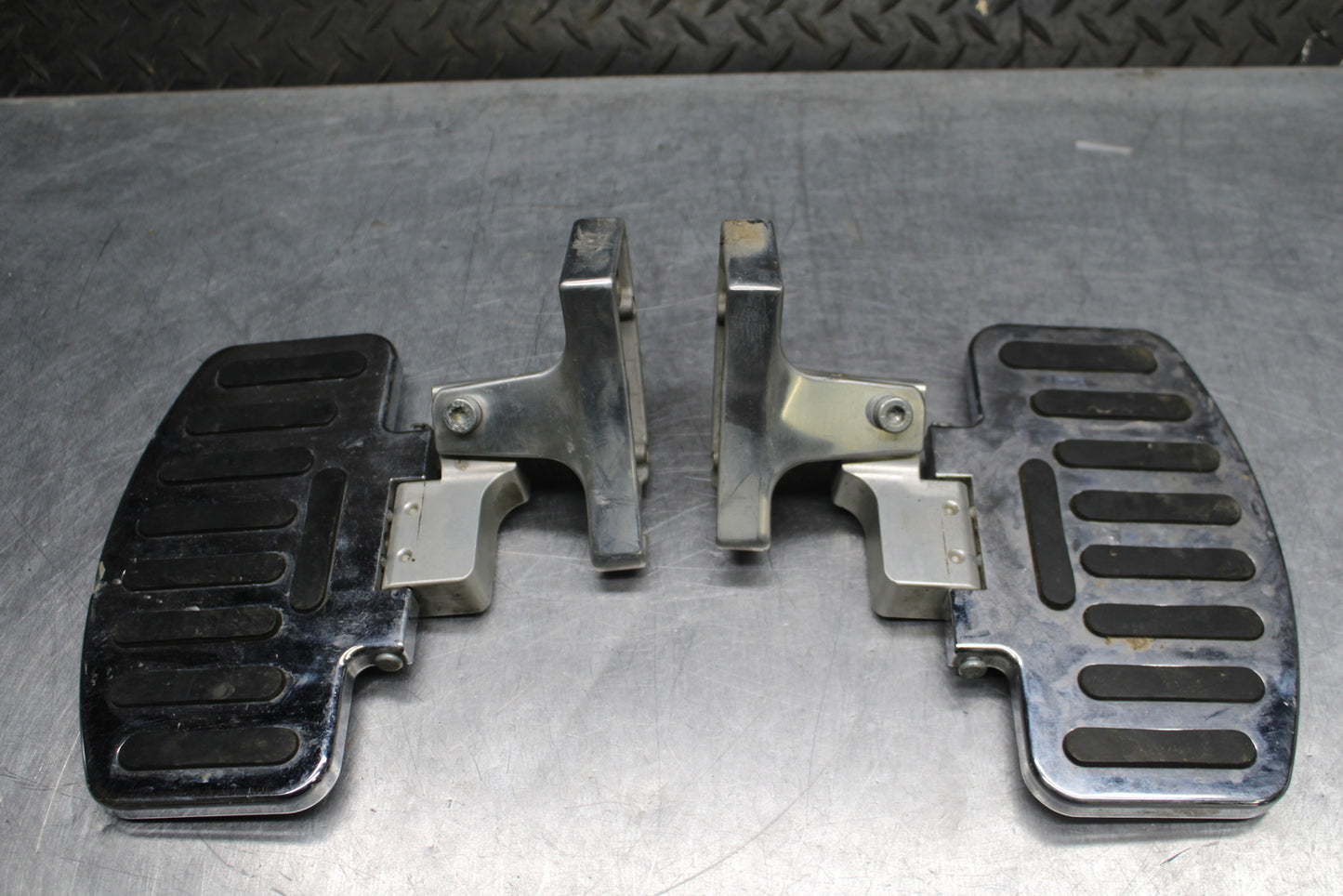 00 SUZUKI INTRUDER 1500 VL1500 REAR PASSENGER FOOT STEP PEG BB761
