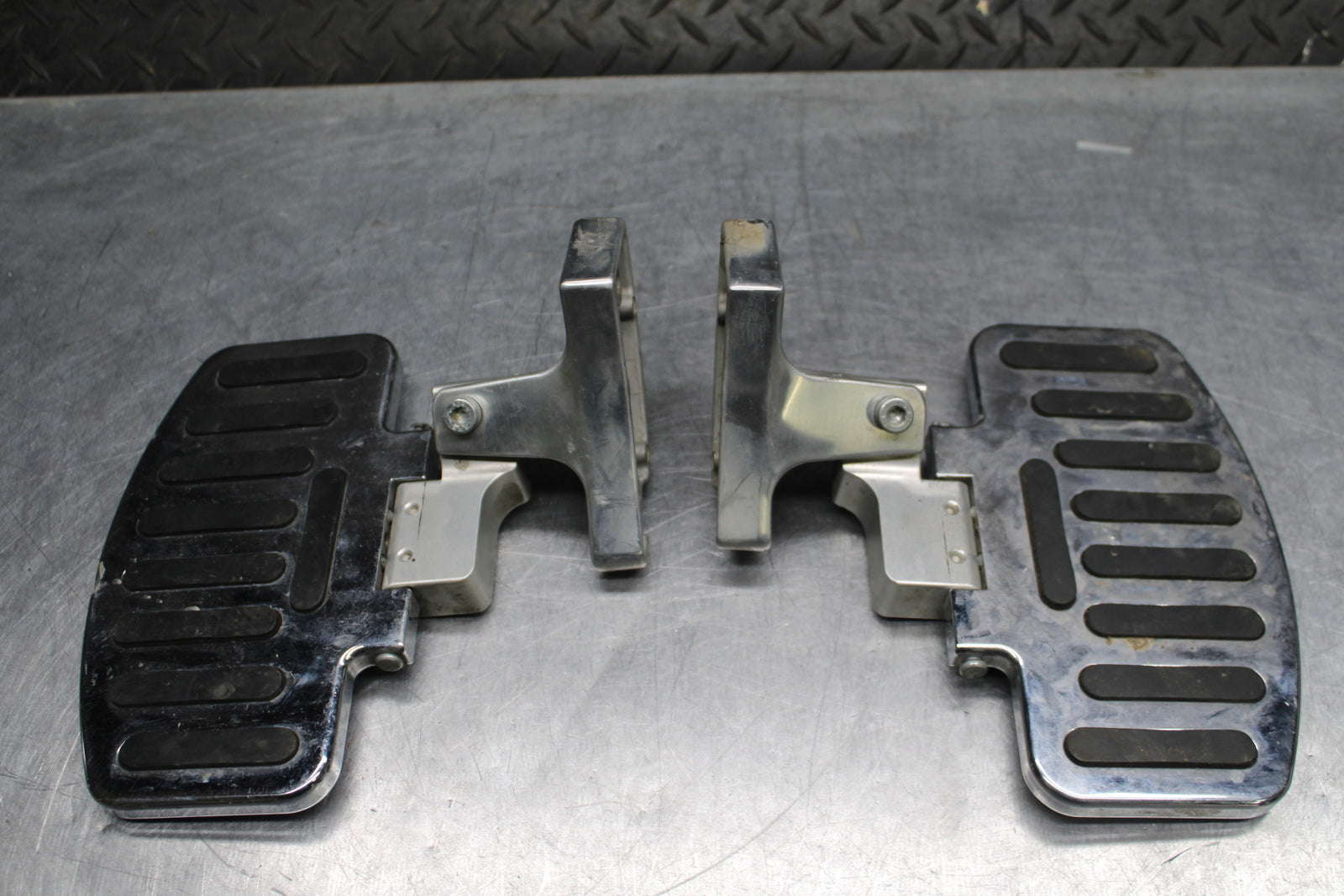 00 SUZUKI INTRUDER 1500 VL1500 REAR PASSENGER FOOT STEP PEG BB761