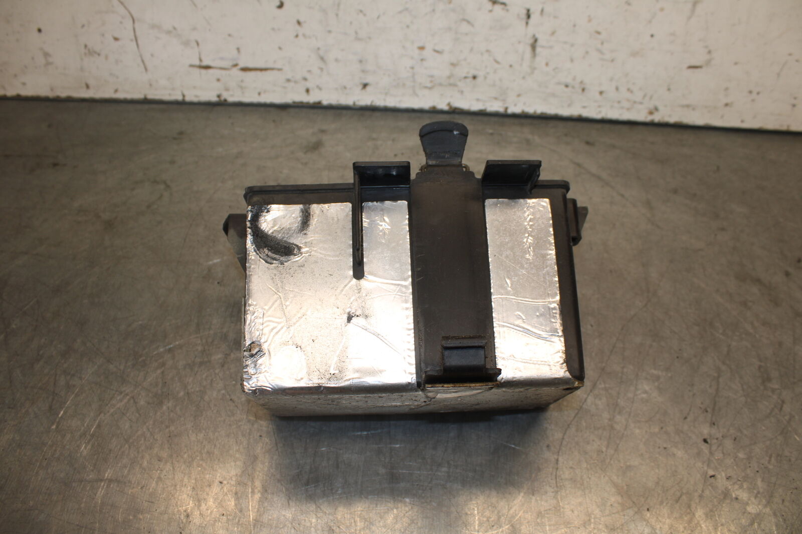05-06 YAMAHA ROAD STAR XV1700A BATTERY TRAY BOX HOLDER BB703