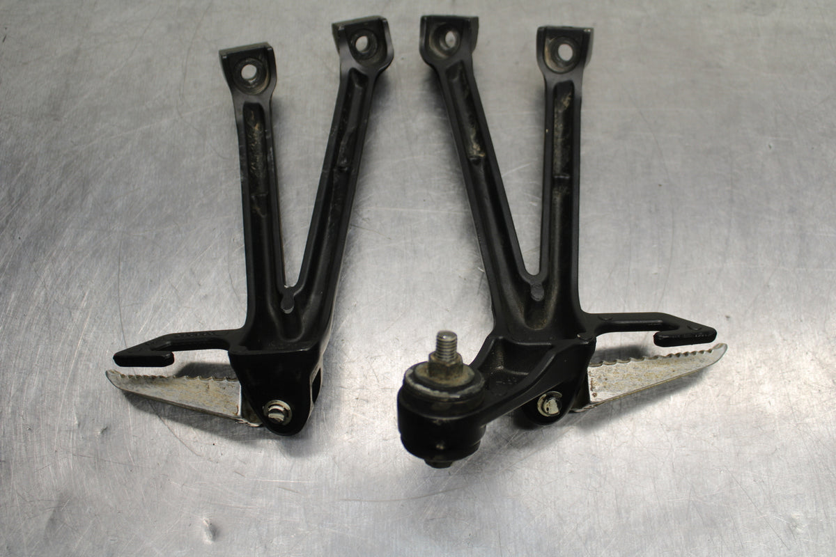 09 SUZUKI GSXR600 REAR BACK PASSENGER PEG SET PAIR BB759