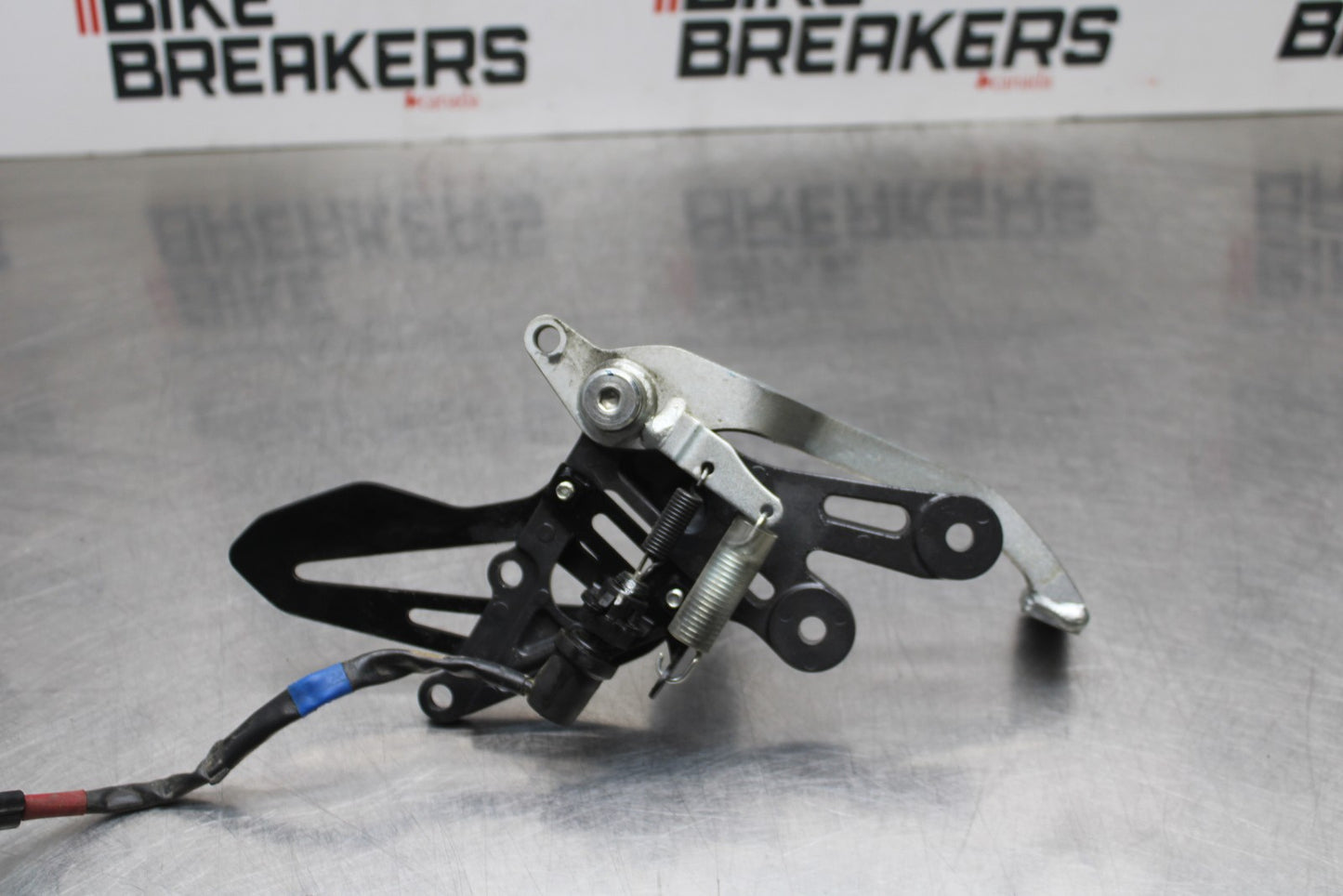 22-25 YAMAHA YZF R7 RIGHT REARSET REAR SET DRIVER FOOT PEG REST STOP BB769