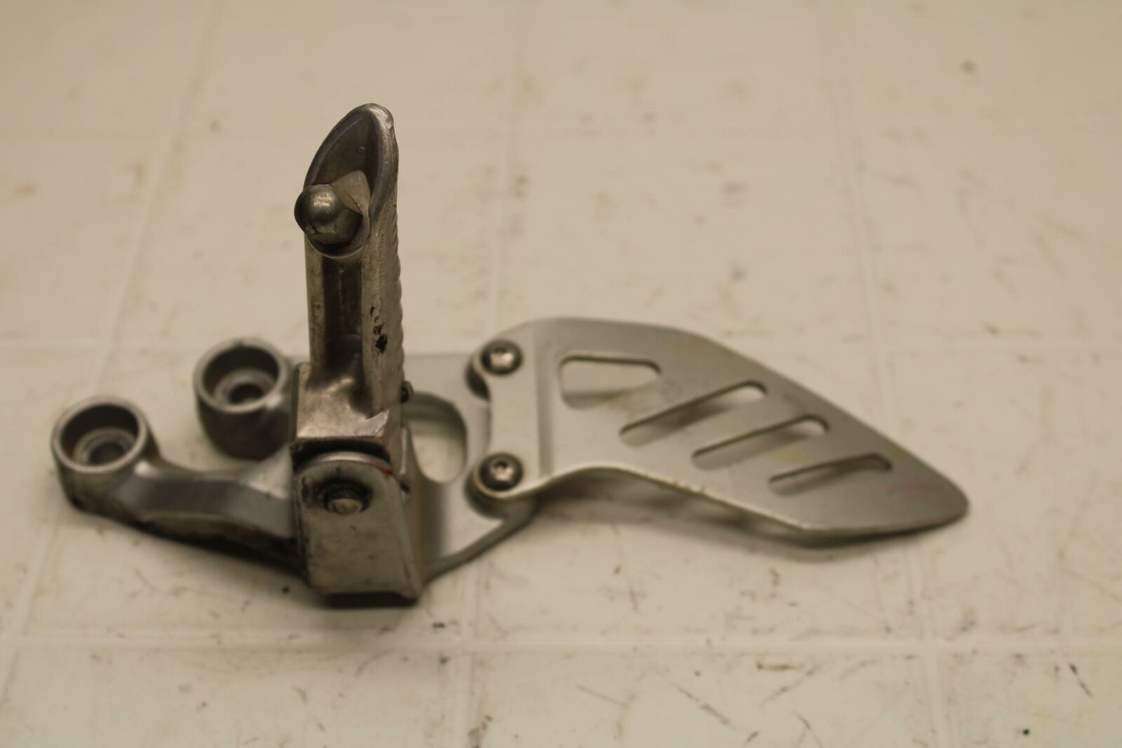 06-07 SUZUKI GSXR750 LEFT REARSET REAR SET DRIVER FOOT PEG REST STOP BB26