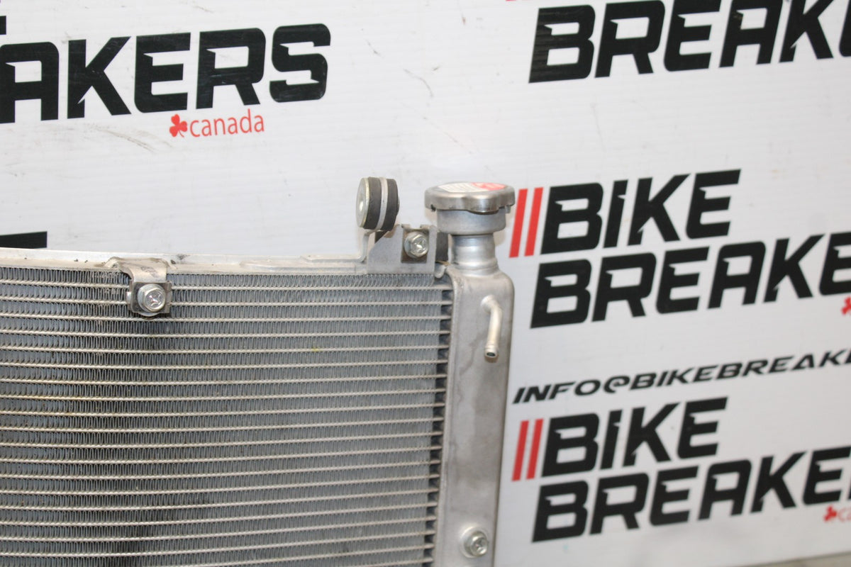 18 YAMAHA YZF R1  ENGINE RADIATOR MOTOR COOLER COOLING RADIATER BB838