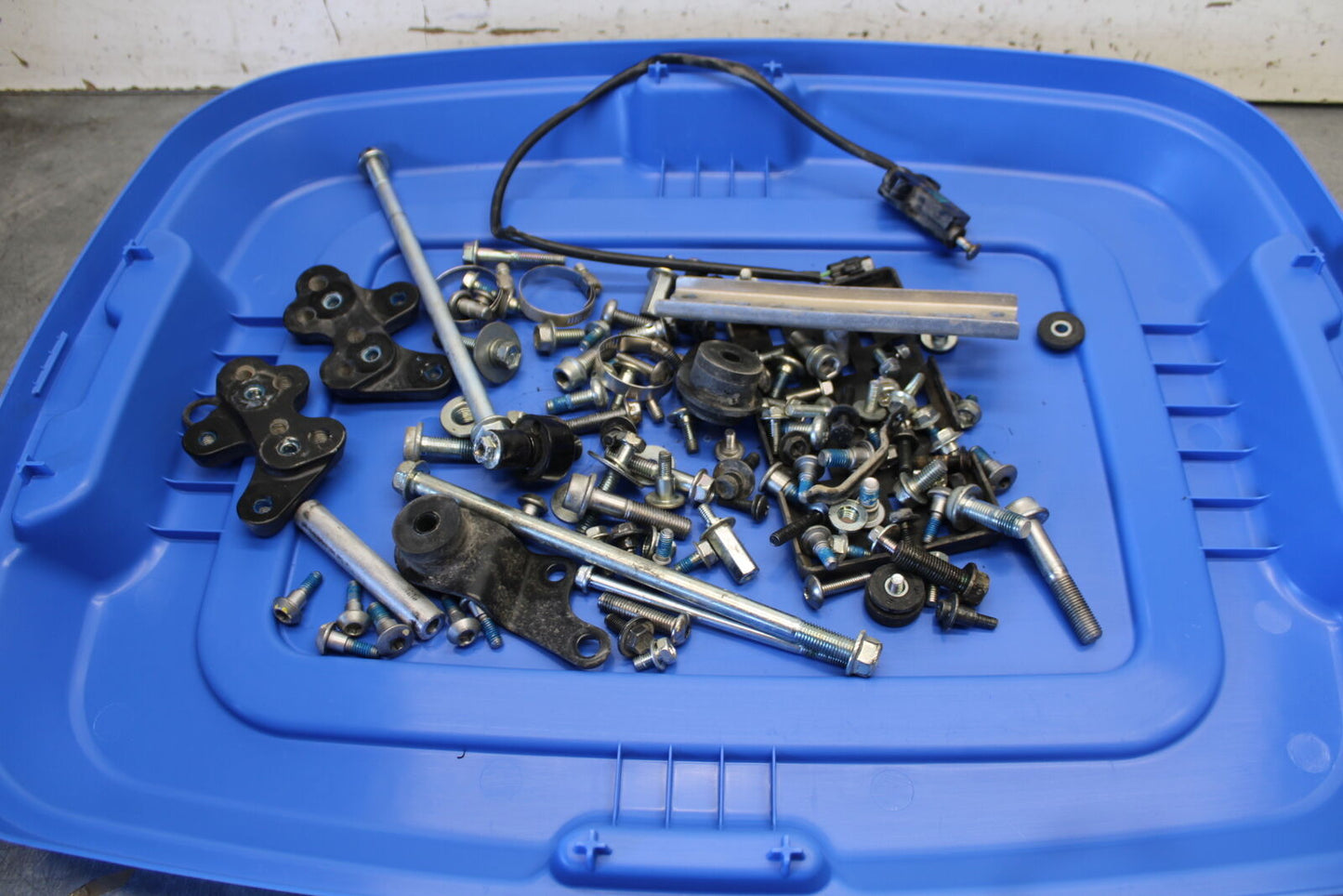 11-24 SUZUKI GSXR750 MOUNTING BOLTS HARDWARE MOTOR SCREWS  BB687