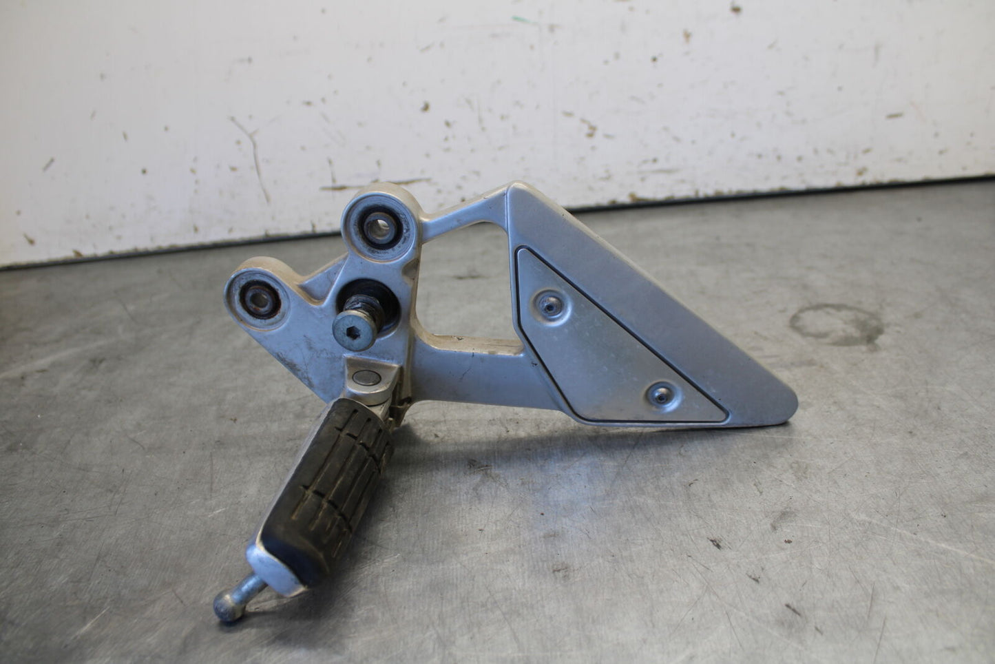 07-09 YAMAHA FZ6 LEFT REARSET REAR SET DRIVER FOOT PEG REST STOP BB713