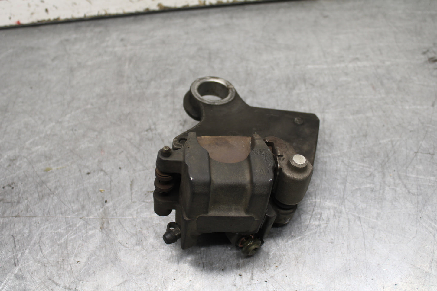 06 YAMAHA YZF R6 REAR BACK BRAKE CALIPER W MOUNT BRACKET BB716